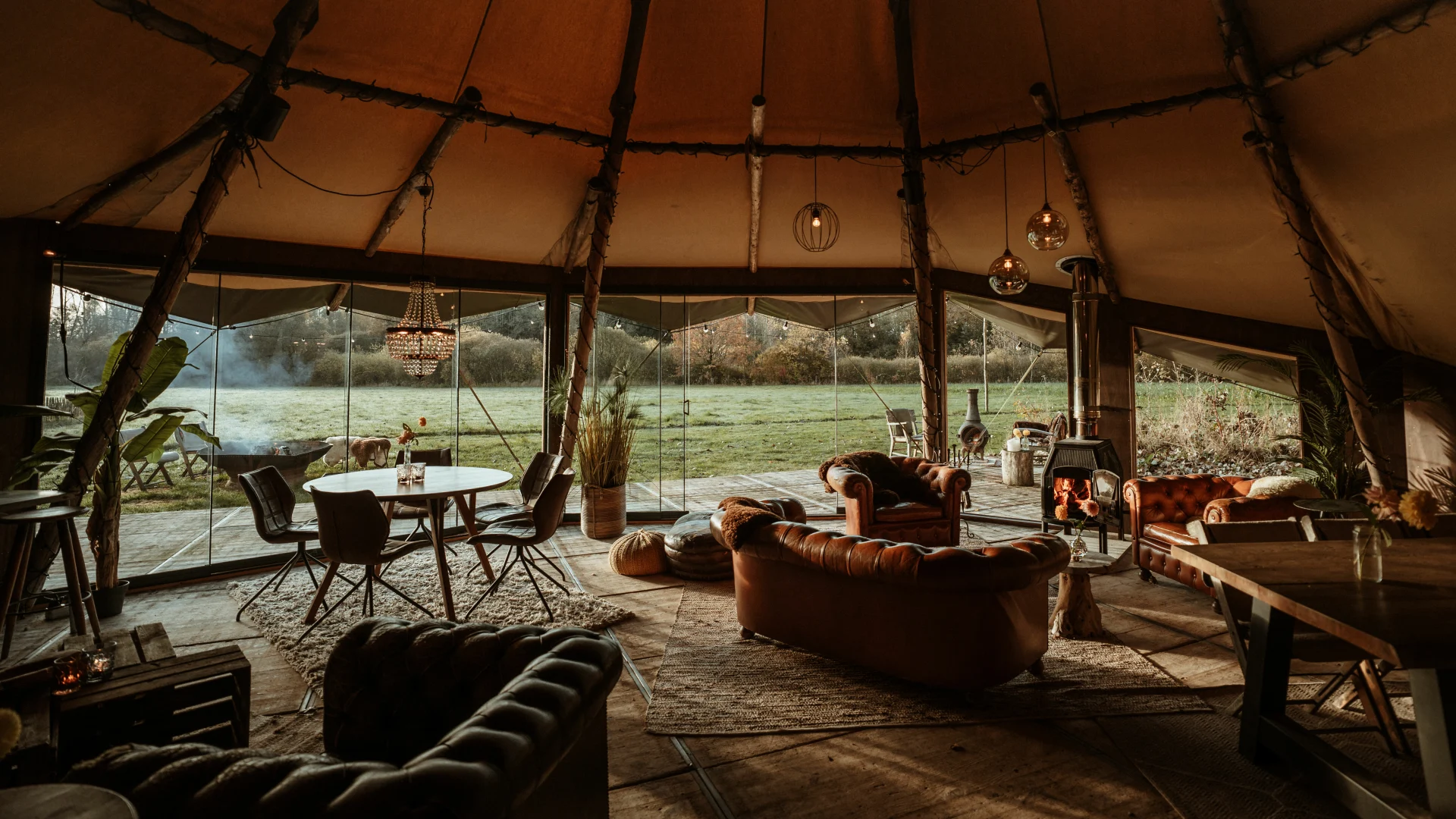 Tipi-locatie in herfstkleur — Sunfield Experience